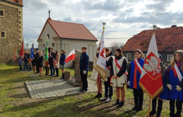 Delegacje szkolone z pocztami sztandarowymi