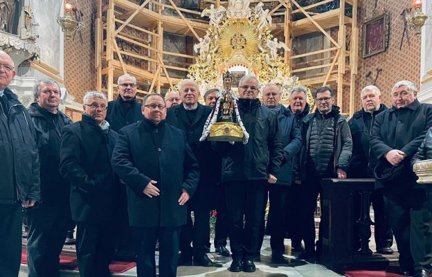 Kapłani, którzy przybyli z 13 polskich diecezji na koniec rekolekcji odwiedzili bardzkie sanktuarium Strażniczki Wiary Świętej