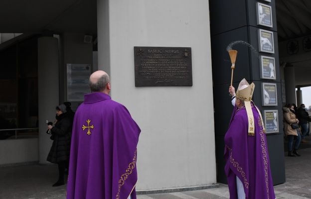 Biskup Jan Zając pobłogosławił tablicę upamiętniającą ważne wydarzenie.