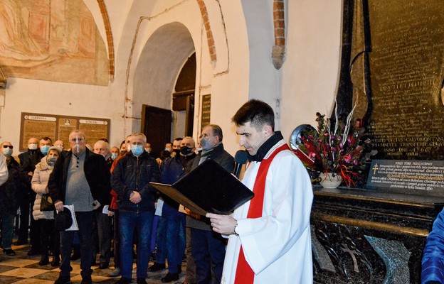 Ks. Kamil Banasik prowadzi Drogę Krzyżową w intencji trzeźwości