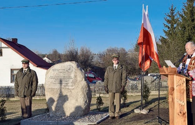 Poświęcenia obelisku dokonał ks. prał. Zbigniew Rostkowski