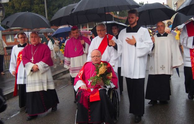 Bp Lobkowicz na procesji z relikwiami św. Melchiora w 2018 r. 