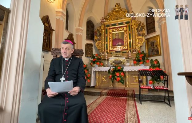 Biskup odczytuje list w sanktuarium w Wilamowicach. 