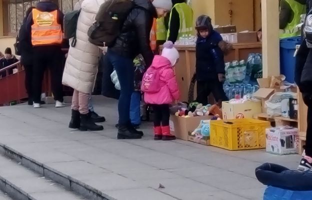 Wolontariusze pomagający na ul. Czarnieckiego w Przemyślu