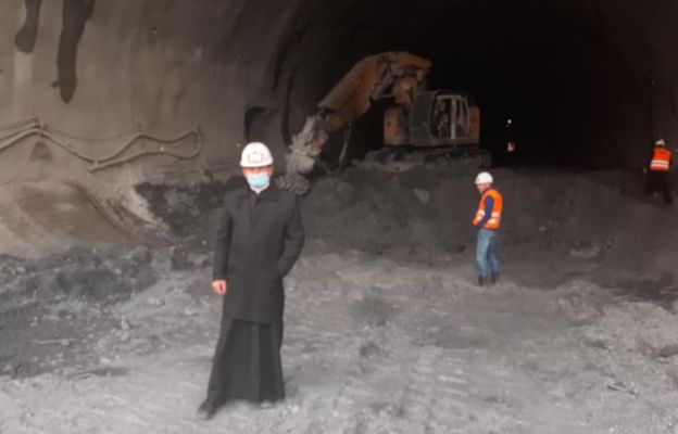 444 dni trwało drążenie dwóch tuneli na trasie S3. Na zdjęciu ks. kan. Wiesław Pisarski 