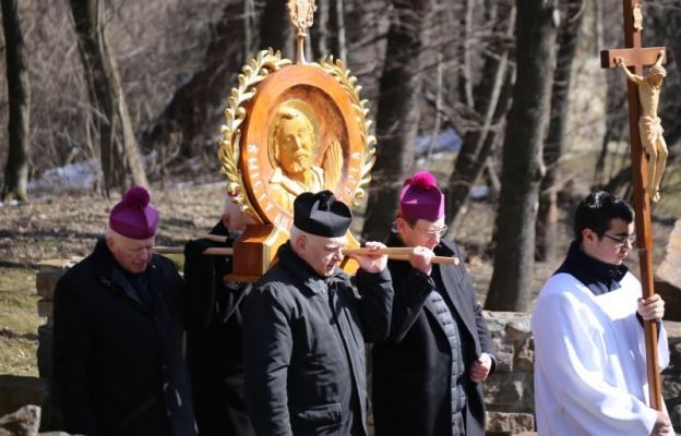 Biskupi archidiecezji przemyskiej i ich współpracownicy niosący relikwie św. Andrzeja
