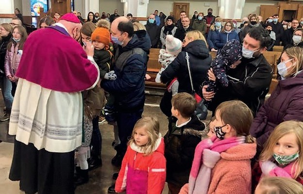 Biskup błogosławi mamy z małymi dziećmi