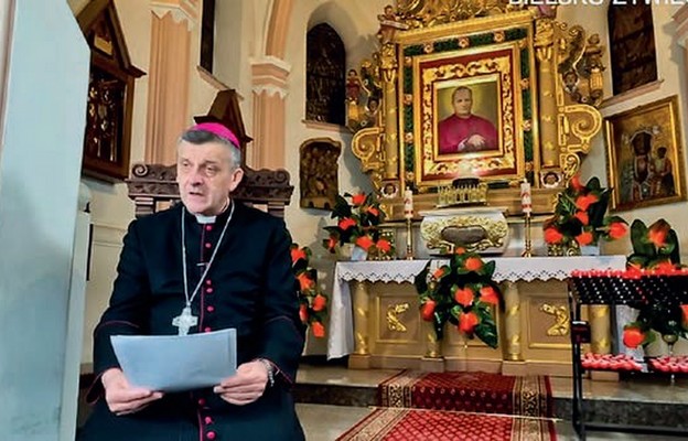 Biskup odczytuje list w sanktuarium w Wilamowicach
