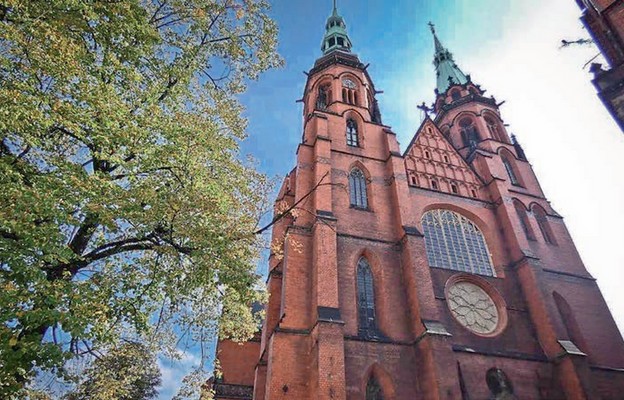 Katedrą został ustanowiony kościół Świętych Piotra i Pawła w Legnicy