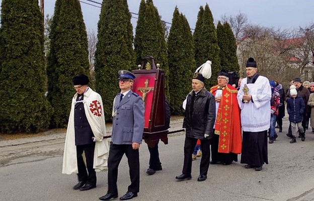 Po przekazaniu krzyża i relikwii św. Jana Pawła II ruszyła procesja do kościoła
parafialnego
