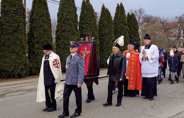 Po przekazaniu krzyża i relikwii św. Jana Pawła II ruszyła procesja do kościoła
parafialnego