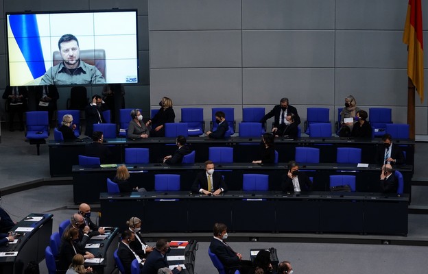 Niemcy/ Media: sposób, w jaki Bundestag potraktował Zełenskiego jest żenujący, to hańba