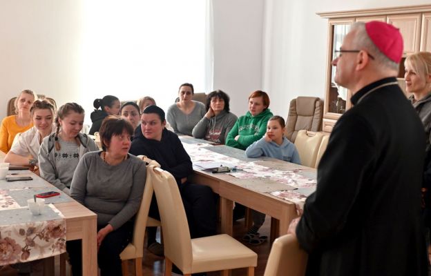 Z uchodźcami, przebywającymi w domu prowadzonym przez Caritas Diecezji Świdnickiej w Zagórzu Śląskim spotkał się bp Marek Mendyk 