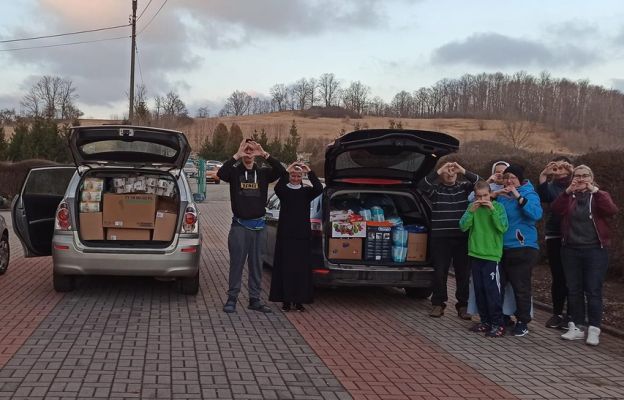 Samochody wypełnione darami dla uchodźców