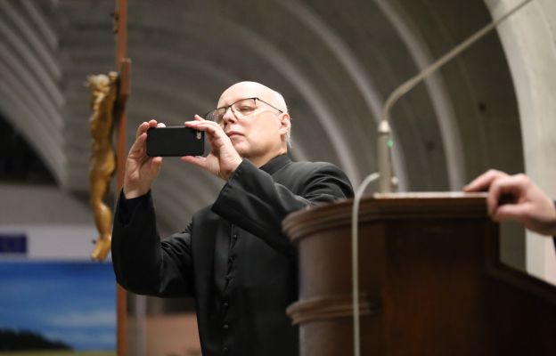 Ks. prał. Marek Korgul, dyrektor wydziału katechetycznego w roli fotografa.