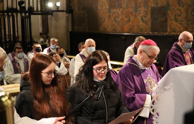 Przedstawiciele młodzieży zawierzyli Matce Bożej maturzystów diecezji świdnickiej.