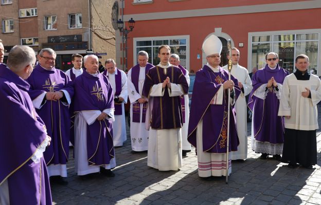 Bp Marek Mendyk wraz kapłanami