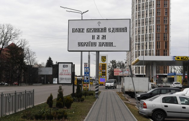 Billboardy przy wyjeździe z Kijowa z napisem 