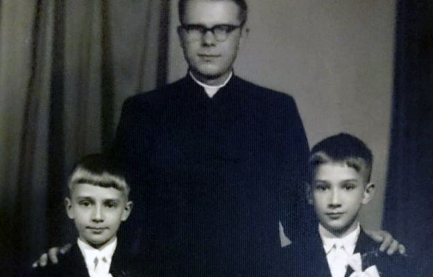 1965 rok, ks. Anatol Sahajdak wraz krewnymi Jerzym i Michałem