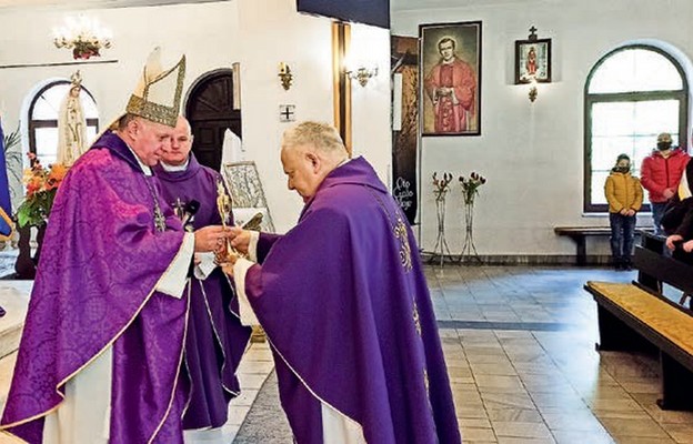 Podczas wprowadzenia relikwii w parafii Najświętszego Zbawiciela w Sosnowcu