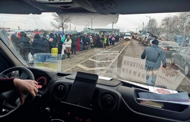 Uchodźcy zmierzający do granicy z Rumunią