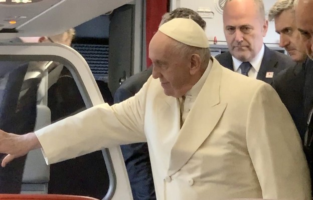 Watykan: papieski samolot wylądował w Rzymie