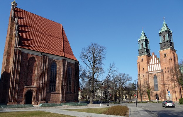 Po lewej – kościół Najświętszej Maryi Panny in Summo Posnaniensi, po prawej – katedra poznańska