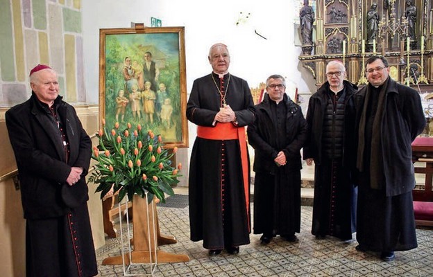 Przy obrazie kandydatów na ołtarze, w kościele parafialnym w Markowej
