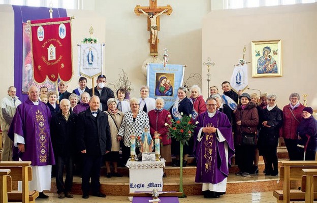 Uczestnicy spotkania wraz z duszpasterzami