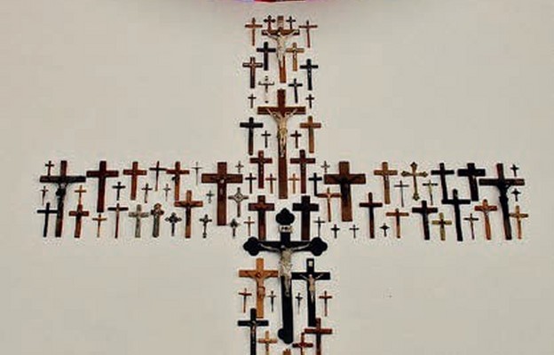 Krzyże na ścianie biłgorajskiej świątyni
