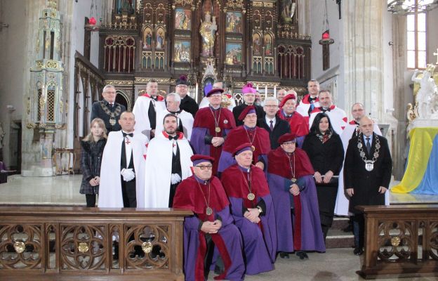 Bp M. Mendyk w pamiątkowym zdjęciu z ministrem I. Zyską, włodarzami miasta oraz bractwem Św. Józefa i członkami Bractwa Zakonu Templariuszy