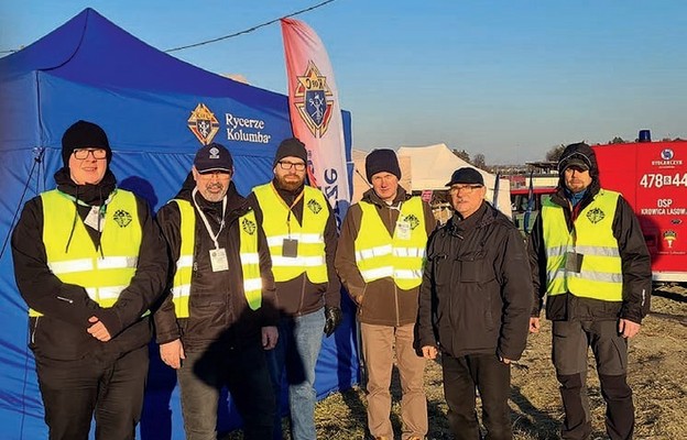 Rycerze Kolumba, wśród nich ks. Janusz chyła (trzeci od prawej strony), na posterunku granicznym