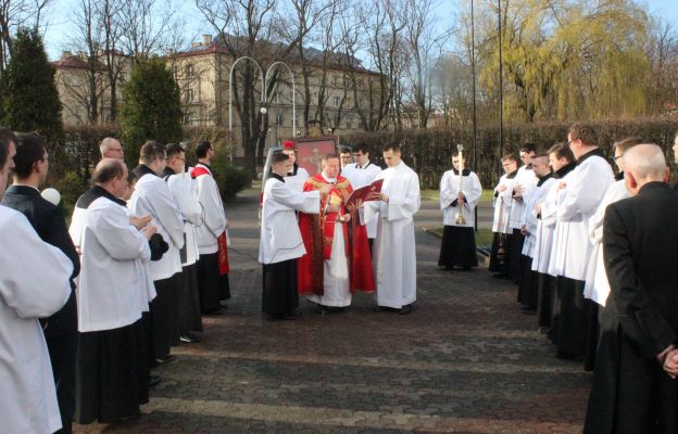 Krzyż św. Jana Pawła II peregrynował w Wyższym Seminarium Duchownym w Częstochowie