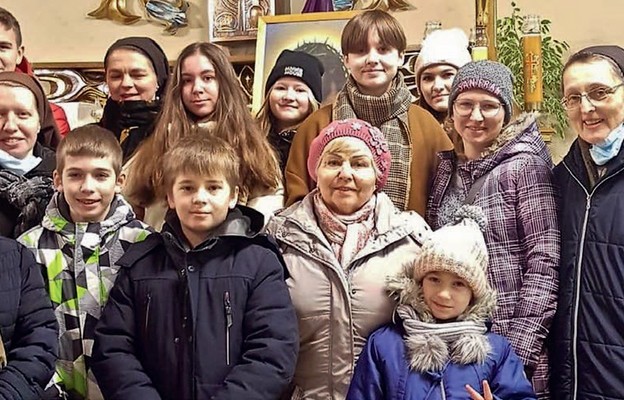 Pani Walentyna (w różowej czapce i jasnej kurtce) z siostrami i młodzieżą z Ukrainy