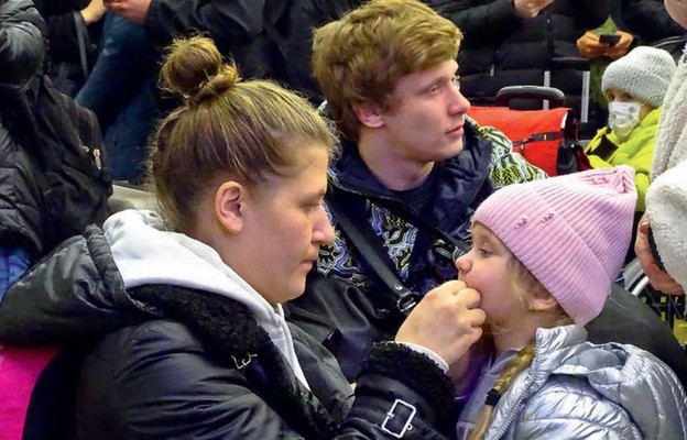 Dworzec Centralny. Uchodźcy z Ukrainy przyjeżdżający do Warszawy mają możliwość skorzystania z pomocy w miejskich poradniach psychologiczno-pedagogicznych