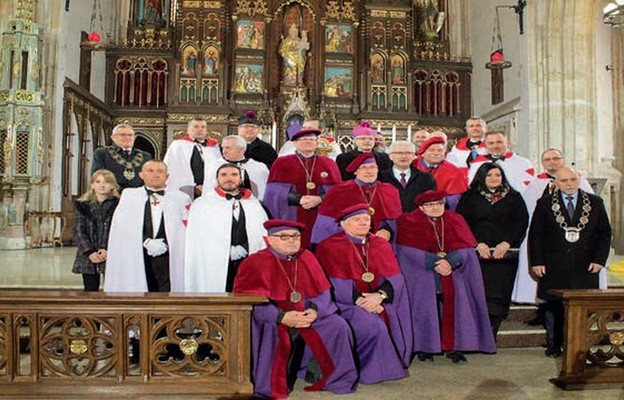 Biskup Marek Mendyk na pamiątkowym zdjęciu z ministrem Ireneuszem Zyską, włodarzami miasta oraz Bractwem św. Józefa i członkami Bractwa Zakonu Templariuszy