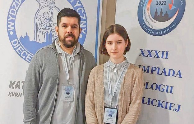 Zwyciężczyni Olimpiady Maja Gołuszko i jej katecheta Adrian Kos