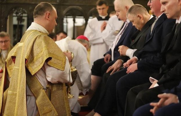 Metropolita krakowski dokonał obrzędu Mandatum, obmywając symbolicznie nogi mężczyznom z DPS- u prowadzonego przez braci albertynów