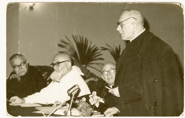 Ks. Sopoćko podczas sympozjum o Miłosierdziu Bożym, Ołtarzew 1968 r