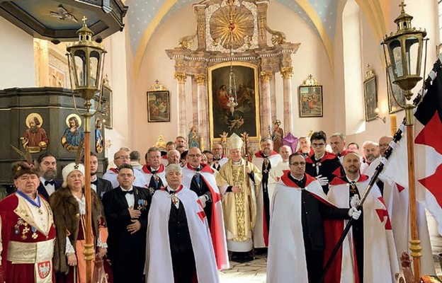 Członkowie Zakonu Templariuszy z biskupem seniorem Ignacym Decem