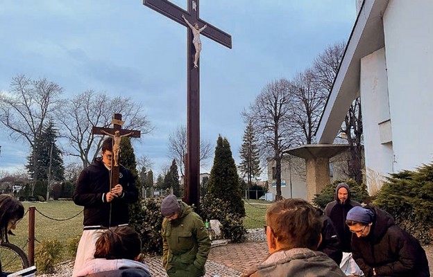 Co tydzień za krzyżem szli i młodsi, i starsi