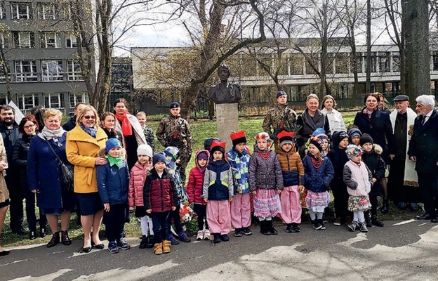 Pod popiersiem Zofii Kossak-Szczuckiej poszczególne klasy pozowały do pamiątkowych fotografii; tu – goście i najmłodsi uczestnicy uroczystości