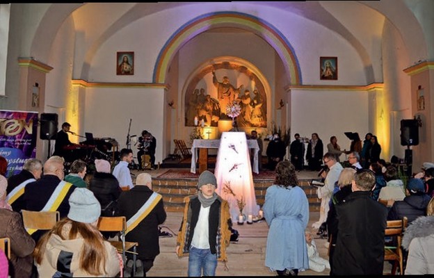 Modlitwa i uwielbienie śpiewem w kaplicy przy Manufakturze Pietraszki