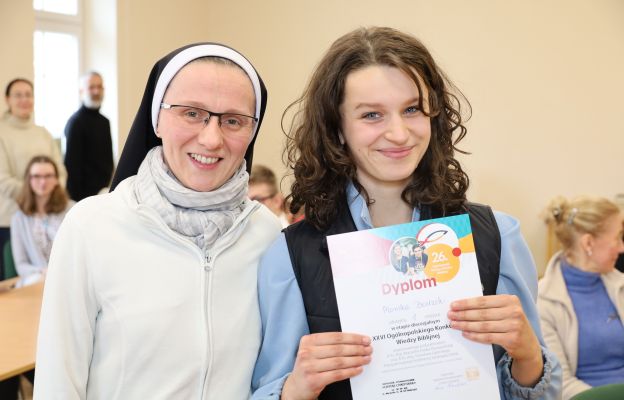 Monika BODZEK zwyciężczyni diecezjalnego etapu OKWB wraz z siostrą katechetką Angelą Maryniak (OP)