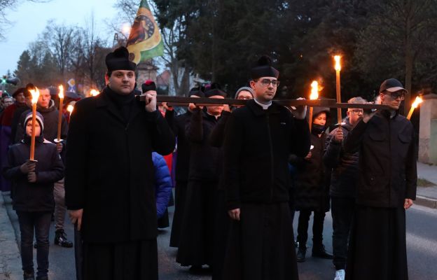 Świdniccy klerycy podczas nabożeństwa pasyjnego w stolicy diecezji.