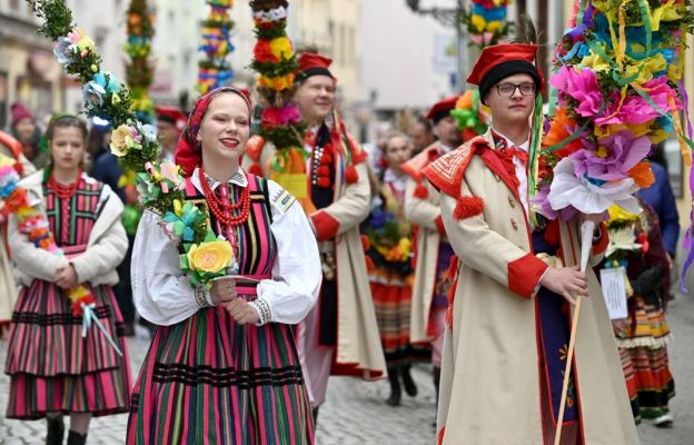 Barwny korowód zespołów ludowych z palmami 