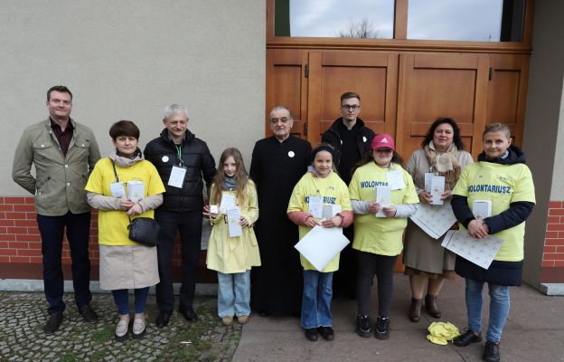 Na Piaskowej Górze jedna z kwest była powadzona w niedzielę przed kościołem p.w. Św. Wojciecha. Wolontariuszy wsparli - proboszcz ks. kan. Stanisław Wójcik i wikariusz parafialny i kleryk oraz prezes PTOP Renata Wierzbicka