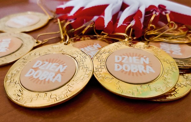 Uczestnicy biegu otrzymali medale