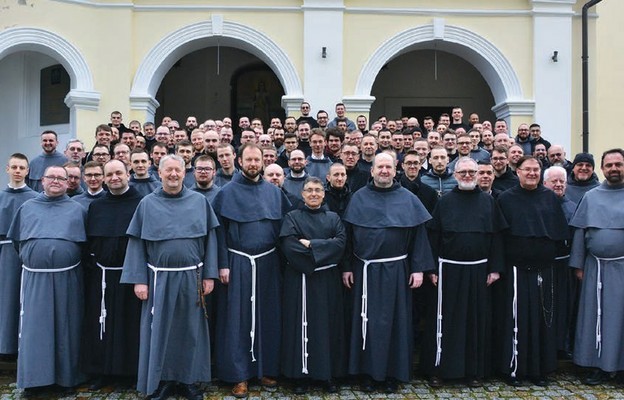 Na uroczystości zjechali prowincjałowie i przełożeni z różnych klasztorów Gościem szczególnym był minister generalny o. Carlos Alberto Trovarelli z Rzymu (piąty od lewej)