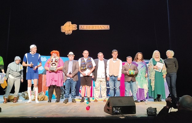 Grupa teatralna Maska razem z Anną Dymną i Lidią Jazgar – pamiątkowe  zdjęcie po odebraniu nagród